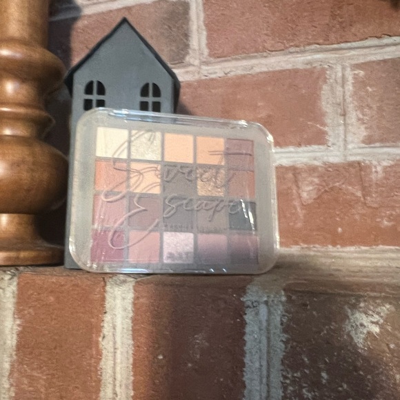 Amuse | Sweet Escape | 20 Pan Eyeshadow Palette - Picture 4 of 5